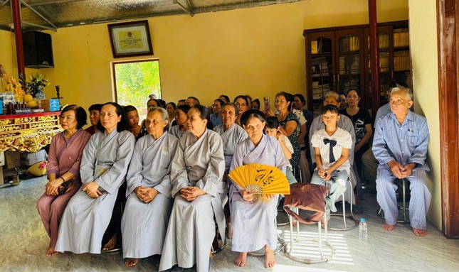 Phật tử và người dân địa phương về chùa dự lễ