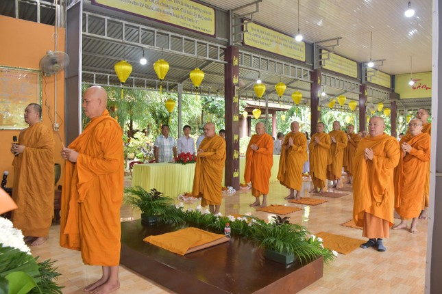 Chư tôn đức niêm hương bạch Phật