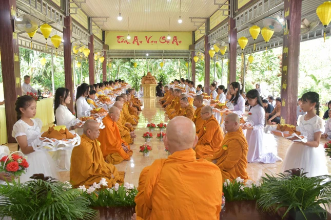 Phật tử dâng y cúng dường