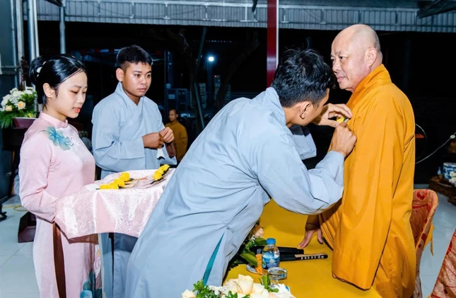 Nghi thức cài hoa hồng