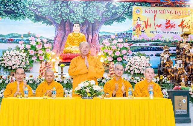 Chư tôn đức chứng minh