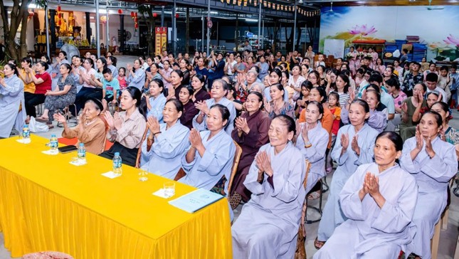 Đông đảo Phật tử về chùa tham dự