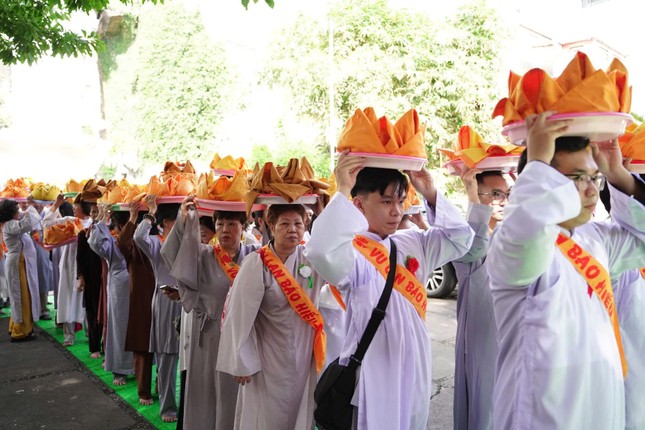 Phật tử dâng pháp y cúng dường