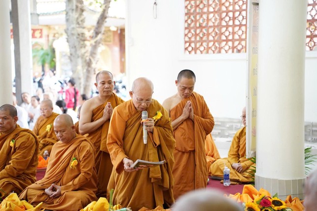 Hòa thượng Thích Minh Thành phát biểu cảm tạ