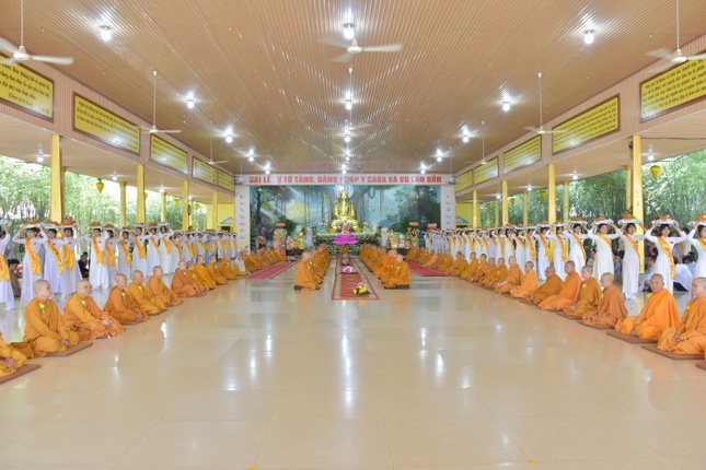 Phật tử dâng pháp y cúng dường