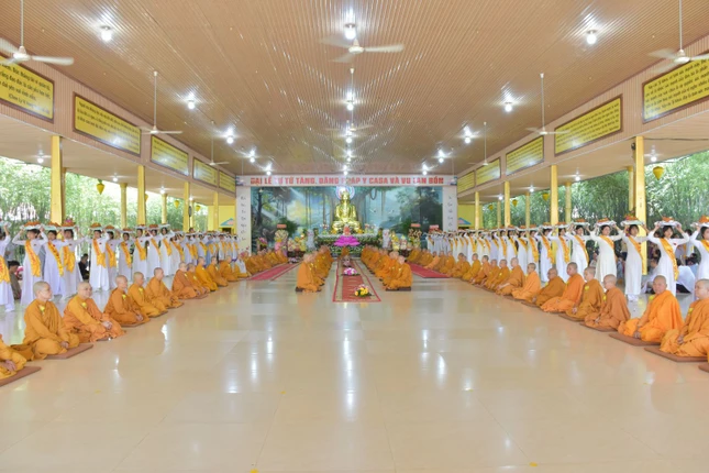 Phật tử dâng pháp y cúng dường