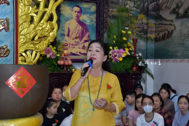 Nghệ sĩ Lam Tuyền trình bày nhạc phẩm "Bông hồng cài áo"