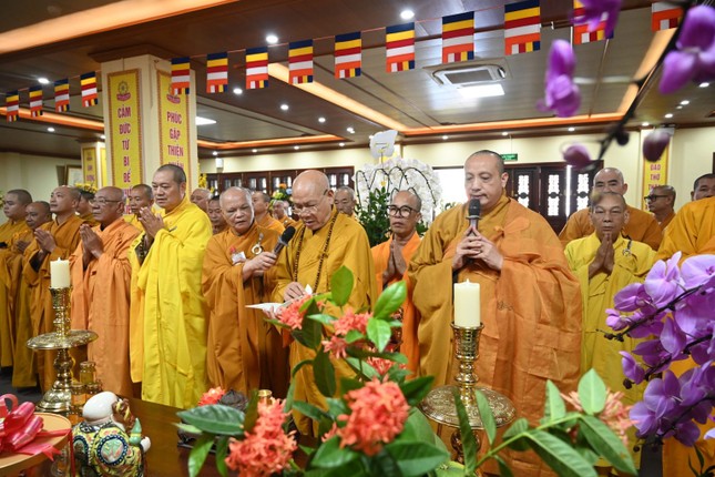 Hòa thượng Thích Quảng Tùng bạch Tổ trước khi quang lâm giảng đường cử hành Lễ tác pháp Tự tứ Hòa thượng Thích Quảng Tùng bạch Tổ trước khi quang lâm giảng đường cử hành Lễ tác pháp Tự tứ