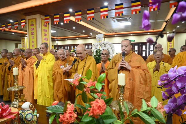 Hòa thượng Thích Quảng Tùng bạch Tổ trước khi quang lâm giảng đường cử hành Lễ tác pháp Tự tứ