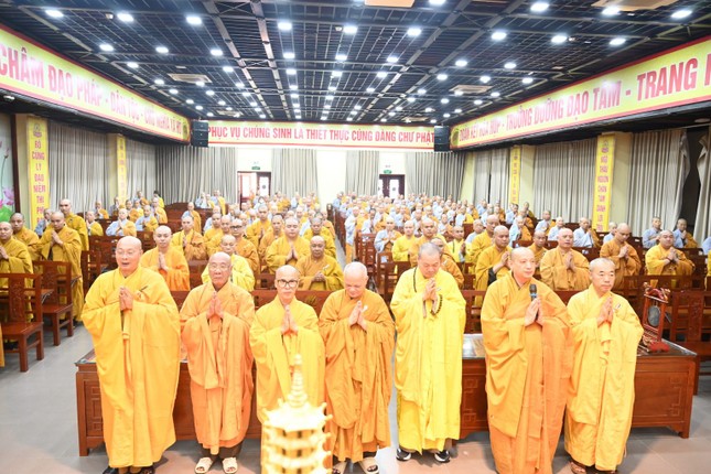 Thượng tọa Thích Quảng Minh thay mặt chư hành giả an cư dâng lời khánh tuế Hòa thượng Đường chủ Thượng tọa Thích Quảng Minh thay mặt chư hành giả an cư dâng lời khánh tuế Hòa thượng Đường chủ