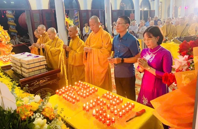 Chư Tăng, đại biểu niêm hương bạch Phật