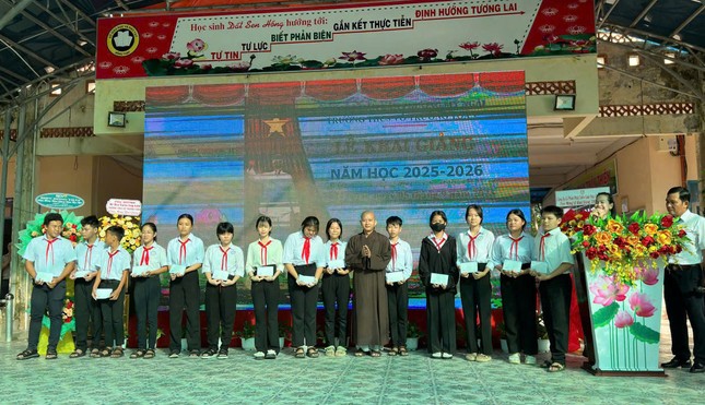 Trao quà đến các em học sinh tại Trường THCS Võ Trường Toản