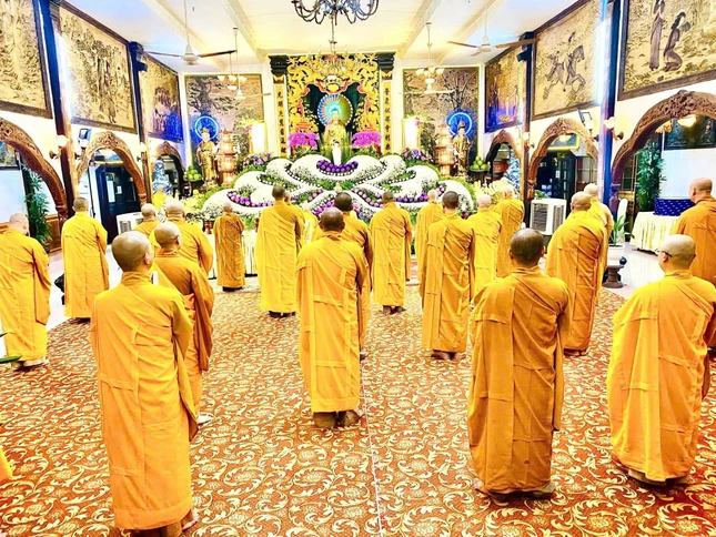 Chư tôn đức đảnh lễ Tam bảo