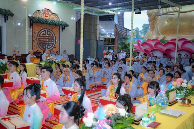 Các em thiếu nhi Đoàn Sen Hồng và thanh niên Phật tử chùa Phước An dâng lục cúng dường