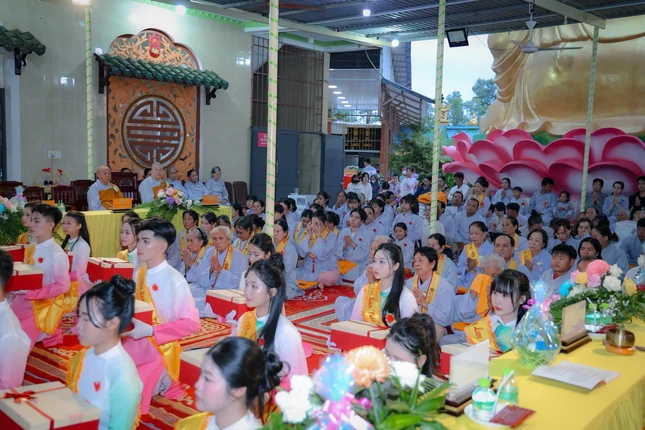 Các em thiếu nhi Đoàn Sen Hồng và thanh niên Phật tử chùa Phước An dâng lục cúng dường