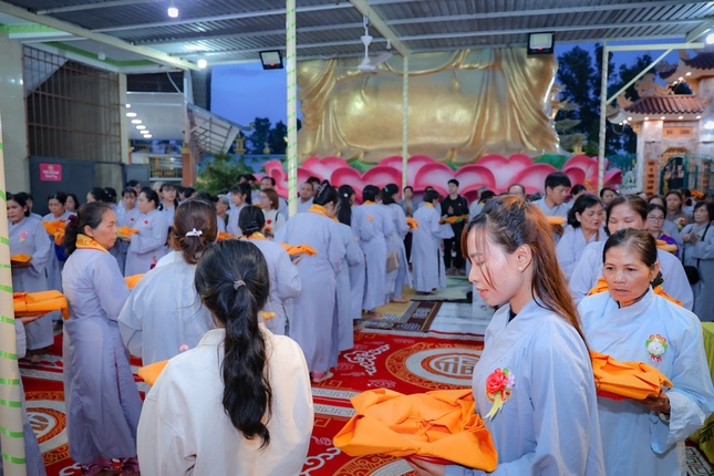 Phật tử nhiễu y cúng dường