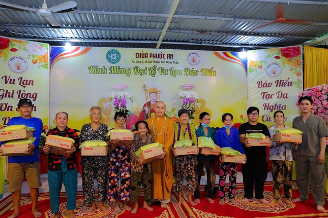 Đại đức Thích Thiện Chí trao quà đến bà con khó khăn tại địa phương