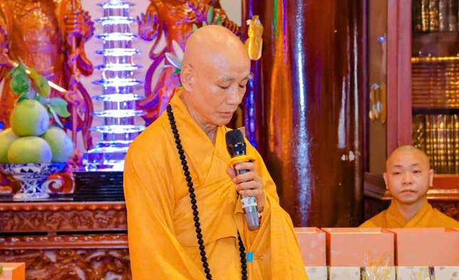 Thượng tọa Thích Minh Kính đọc diễn văn khai mạc