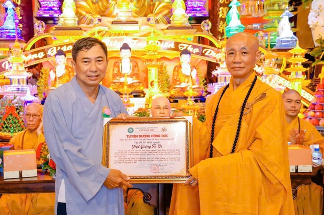Thượng tọa Thích Minh Kính trao Bằng tuyên dương công đức