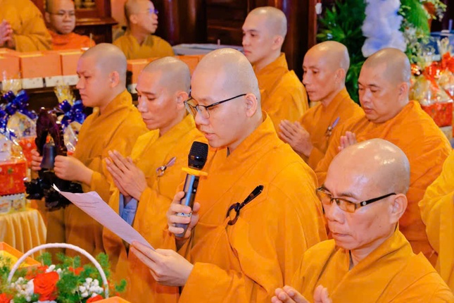 Đại đức Thích Trí Huệ, đại diện chư hành giả an cư dâng lời tác bạch tri ân chư tôn giáo phẩm