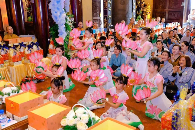 Các em nhỏ hát múa cúng dường