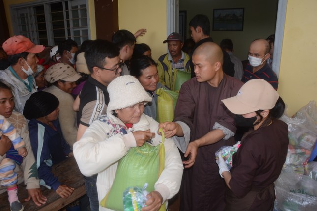 Đại đức Thích Tĩnh Tuệ cùng các Phật tử chùa Quán Thế Âm trao quà đến bà con Đại đức Thích Tĩnh Tuệ cùng các Phật tử chùa Quán Thế Âm trao quà đến bà con