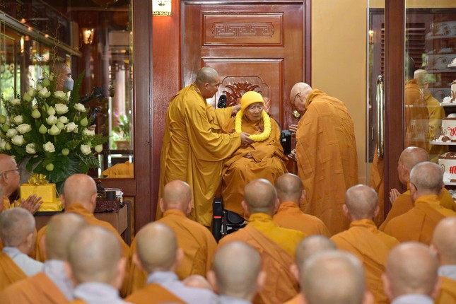 Dâng hoa khánh thọ Trưởng lão Hòa thượng Tôn sư Dâng hoa khánh thọ Trưởng lão Hòa thượng Tôn sư