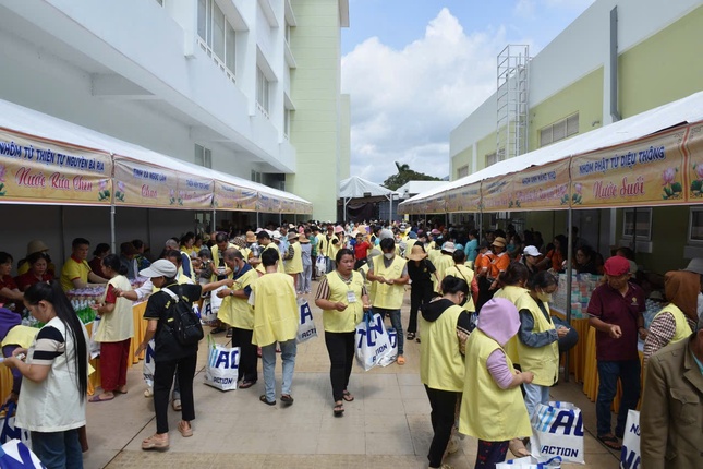 Các bệnh nhân đi chợ mua sắm