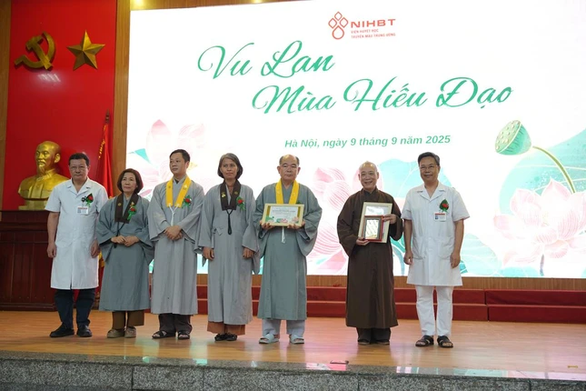 Lãnh đạo Viện Huyết học – Truyền máu Trung ương tặng Thư tri ân đến Hòa thượng Thích Bảo Nghiêm và Đạo tràng Pháp Hoa chùa Bằng Lãnh đạo Viện Huyết học – Truyền máu Trung ương tặng Thư tri ân đến Hòa thượng Thích Bảo Nghiêm và Đạo tràng Pháp Hoa chùa Bằng