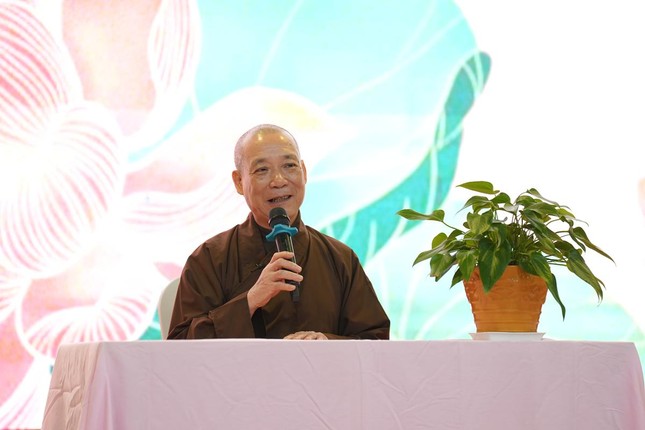 Hòa thượng Thích Bảo Nghiêm chia sẻ trong chuyến thăm, tặng quà tại Viện Huyết học – Truyền máu Trung ương