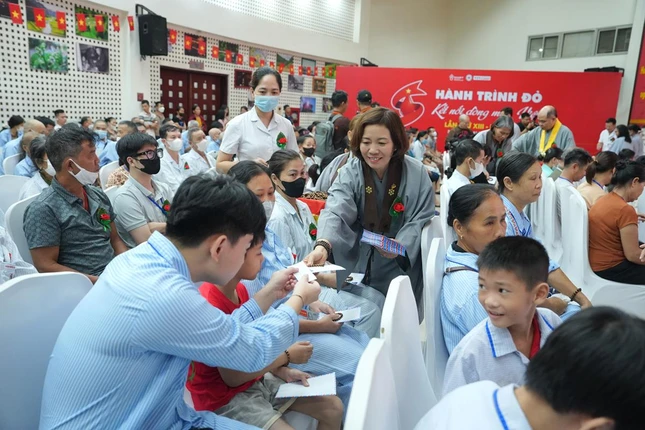 San sẻ những yêu thương San sẻ những yêu thương