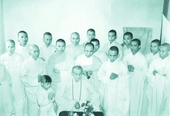 Hòa thượng Thích Từ Ý với chúng đệ tử xuất gia tại tổ đình Hòa An Hòa thượng Thích Từ Ý với chúng đệ tử xuất gia tại tổ đình Hòa An