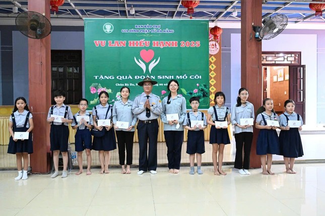 Có 156 phần quà được trao cho các em đoàn sinh trong dịp này