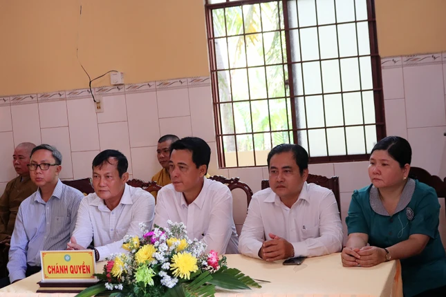 Lãnh đạo chính quyền tham dự Lãnh đạo chính quyền tham dự