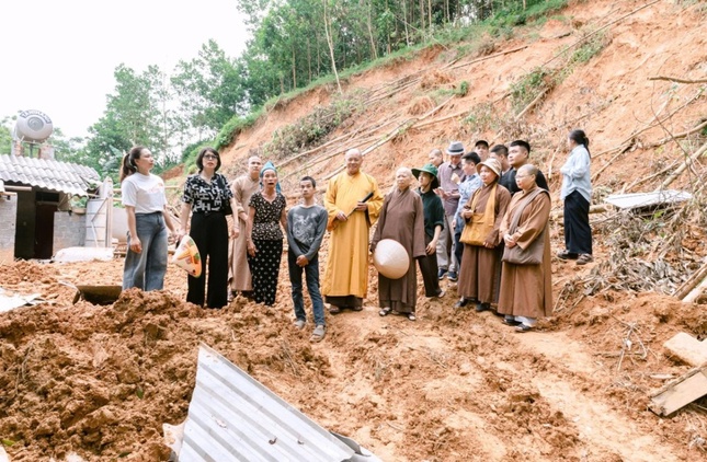 Thăm bà con bị mất nhà vì đợt lũ lụt vừa qua