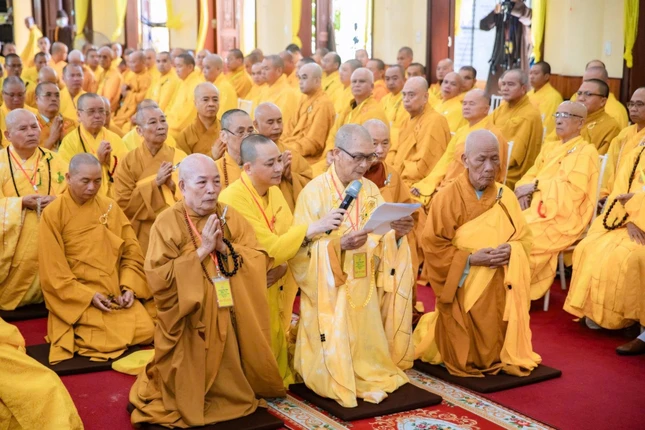 Trưởng lão Hòa thượng Thích Thiện Thành cung tuyên tiểu sử Hòa thượng Tôn sư