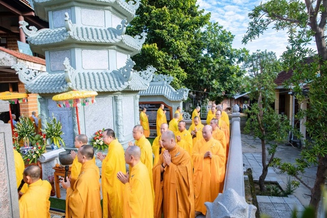 Môn hạ đệ tử thành kính nhiễu tháp