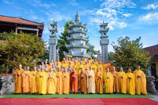 Lưu niệm trước bảo tháp Hòa thượng Thích Từ Ý trong khuôn viên chùa Từ Quang