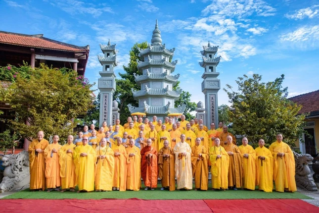 Lưu niệm trước bảo tháp Hòa thượng Thích Từ Ý trong khuôn viên chùa Từ Quang