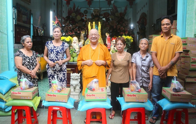 Thượng tọa Thích Nguyên Nhựt trao quà đến bà con nghèo tại địa phương
