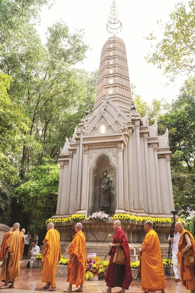 Chư Tăng thành kính nhiễu tháp Tổ Hộ Tông