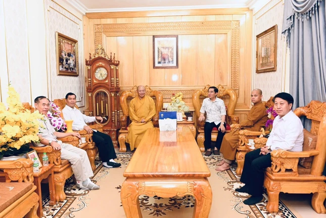 Tại buổi gặp mặt Bí thư Tỉnh ủy, Tỉnh trưởng tỉnh Hủa Phăn