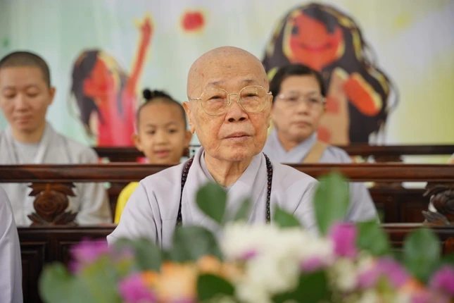 Ni trưởng Thích nữ Mỹ Đức là người khai sáng và cố vấn lớp học tình thương Long Cát