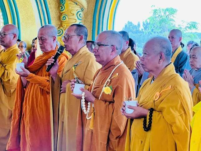 Chư tôn đức cử hành nghi thức sái tịnh