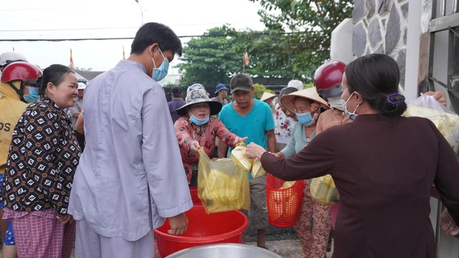 Chia sẻ các phần bì bún chay đến bà con lao động