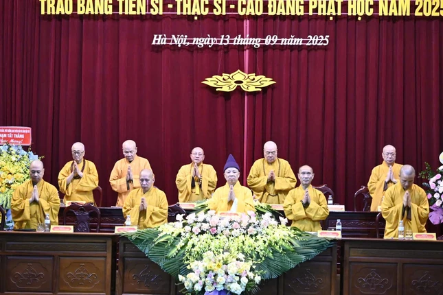 Chư tôn giáo phẩm niệm Phật cầu gia hộ