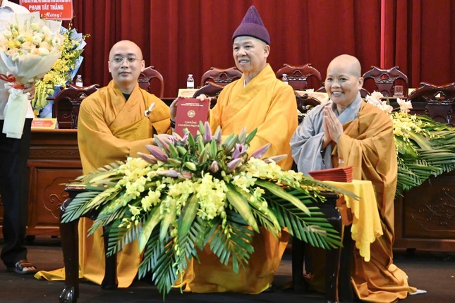 Trao Bằng tốt nghiệp Cao đẳng Phật học đến Tăng sinh