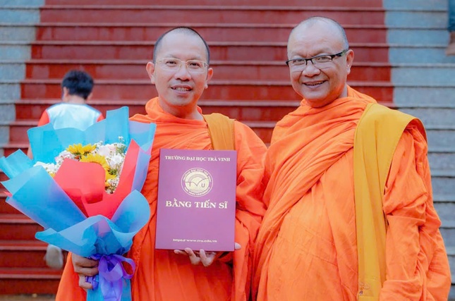 Sư Danh Út nhận Bằng tiến sĩ ở tuổi 41 - Ảnh: NVCC Sư Danh Út nhận Bằng tiến sĩ ở tuổi 41 - Ảnh: NVCC