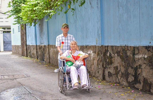 Mẹ con Phật tử trở về nhà sau buổi nhận quà Mẹ con Phật tử trở về nhà sau buổi nhận quà