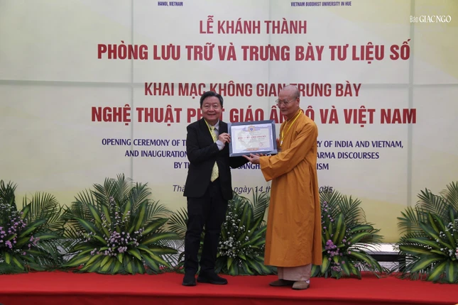 Đạo hữu Lê Văn Chính - con trai của cố Phật tử Tâm Đại Lê Văn Dũng nhận Bằng tuyên dương công đức Đạo hữu Lê Văn Chính - con trai của cố Phật tử Tâm Đại Lê Văn Dũng nhận Bằng tuyên dương công đức